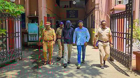 Police personnel take accused Manoj Sane into custody for the alleged murder of his live-in partner at Mira Road locality, in Thane district, Thursday, June 8, 2023. (Photo | PTI)