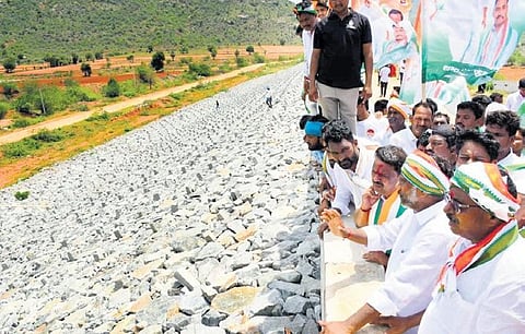 CLP leader Mallu Batti Vikramarka visits the Dindi Nakkalagandi Project in Chandampet mandal of Nalgonda district on Thursday