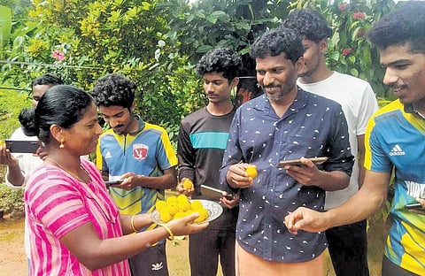 Minnu Mani’s mother Vasantha distributing sweets after India’s victory