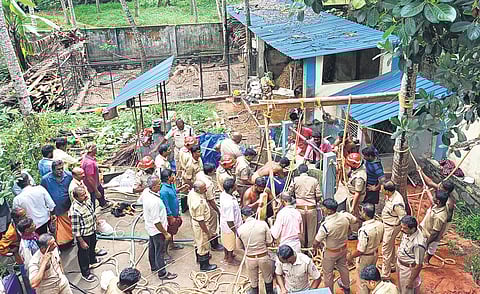 Rescue operations to save migrant labourer who fell inside a well while cleaning it at Mukkola on Saturday | Express