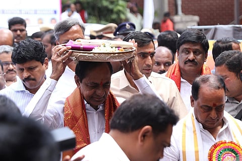 Telangana CM K Chandrasekhar Rao arrives at the Ujjaini Mahankali temple on the occasion of the Bonalu Festival at Secunderabad. (Photo | Sri Loganathan Velmurugan, EPS)