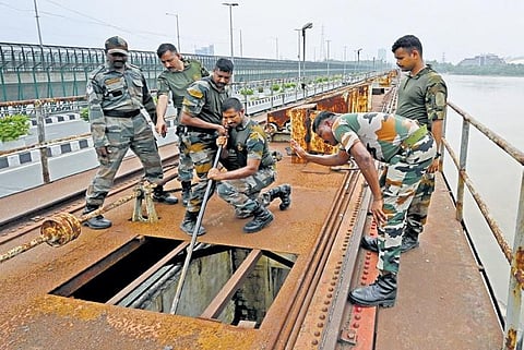 Army personnel work on the jammed gates at the ITO barrage on Friday. (Photo | Parveen Negi, EPS)