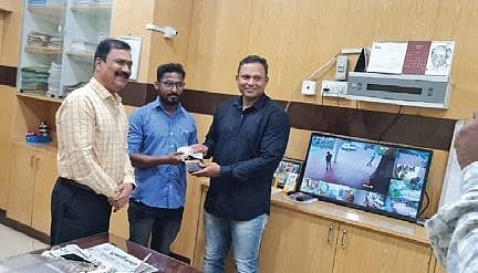 Deepak returning the wallet to Gadadhar’s relative in the ADM’s office | Express