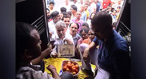 People buy tomatoes at a discounted rate of Rs 90/kg outside Krishi Bhavan in New Delhi. (Photo | Parveen Negi, EPS)
