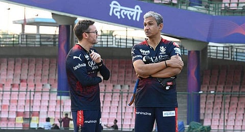 RCB's director of cricket operations Mike Hesson (L) speaks with head coach Sanjay Bangar. (Photo | Twitter @RCB)