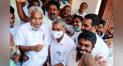 Congress leader Oommen Chandy with supporters on his arrival at Puthuppally from New Delhi. (Photo | Express)