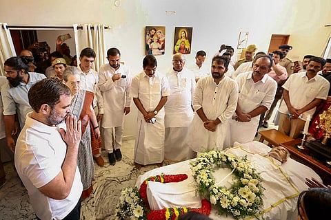 Congress leader Rahul Gandhi and Sonia Gandhi pay last respects to former Kerala chief minister Oommen Chandy, in Bengaluru. (Photo | PTI)