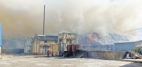 Smoke emanating from Ariyamangalam dump yard in Tiruchy | express