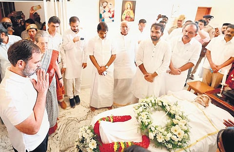 AICC president Mallikarjun Kharge, Congress leaders Sonia Gandhi and Rahul Gandhi, Karnataka Chief Minister Siddaramaiah and others pay their respect to Oommen Chandy in Bengaluru. (Photo | Express)