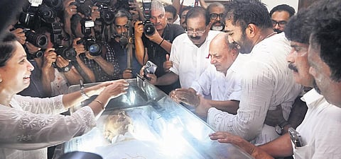 Oommen Chandy’s children Achu Oommen and Chandy Oommen break down in tears as Congress veteran A K Antony pays tributes to the former CM. (Photo | Express)