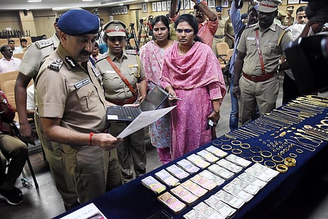Chennai cops with recovered gold jewellery weighing 412 sovereigns, Rs 32 lakh cash and some electronic gadgets. (Photo | Ashwin Prasath)