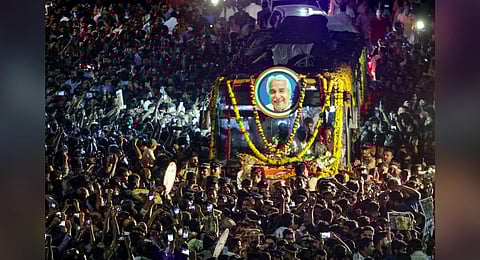 Crowd gather as the mortal remains of former Kerala Chief Minister Oommen Chandy being taken to Kottayam from Thiruvananthapuram. (Photo | PTI)