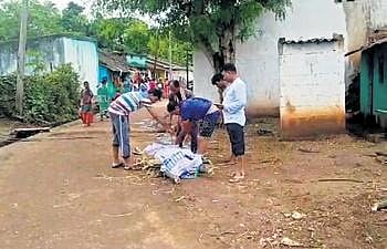 Jani along with social workers taking Lakshmi’s body for cremation | EXPRESS