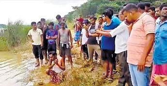 Villagers gather on the banks of Brahmani river | EXPRESS