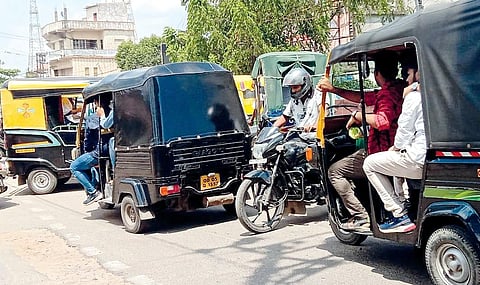 Auto rickshaw drivers flouting traffic norm on busy Dolamundai road | Express