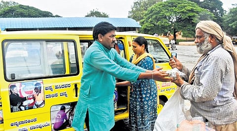 Every day, Kariyappa and Sunanda Shirahatti make rounds of Hubballi city distributing food to the needy