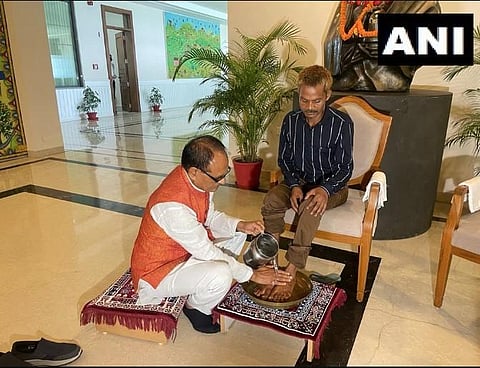 Madhya Pradesh Chief Minister Shivraj Singh Chouhan meets Dashmat Rawat and washes his feet at CM House in Bhopal. (Photo | ANI)