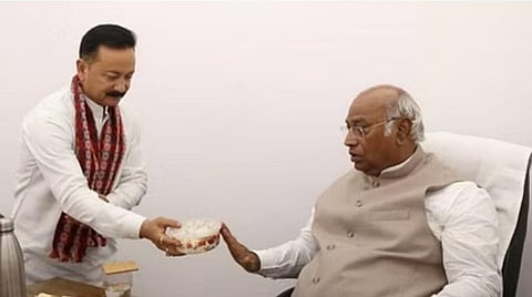 Photo of Congress national president Mallikarjun Kharge accepting the prasad from Badrinath Dham.