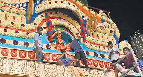 Workers decorate the Sri Ujjaini Mahankali temple. (Photo | Vinay Madapu)