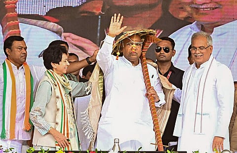 Congress President Mallikarjun Kharge (C) with Chhattisgarh CM Bhupesh Bhaghel (R)  during the 'Bharose Ka Sammelan' programme, in Janjgir-Champa district, Aug. 13, 2023. (Photo | PTI)
