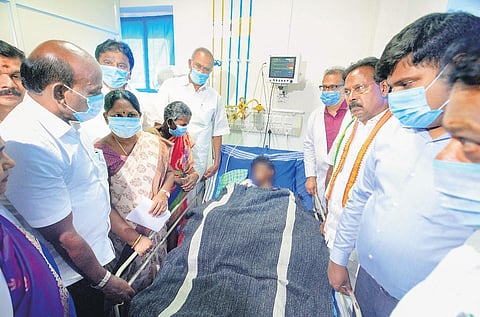 Ministers Ma Subramanian and N Kayalvizhi Selvaraj calling on the victims  at Tirunelveli multispeciality hospital | V KARTHIKALAGU