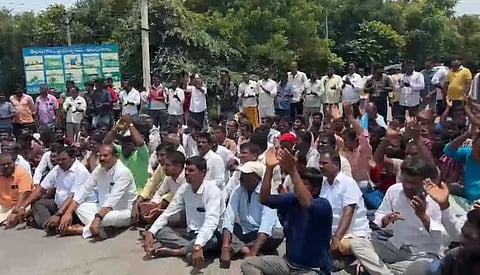 Oustees of Mallannasagar holding protest at Rajiv Rahadari in Gajwell constituency on Sunday. (Photo | Express)