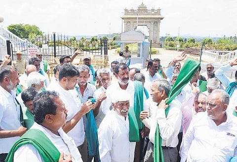 MLA Darshan Puttannaiah and farmers stage a protest opposing the release of Cauvery water to Tamil Nadu, near KRS dam on Thursday | Udayashankar