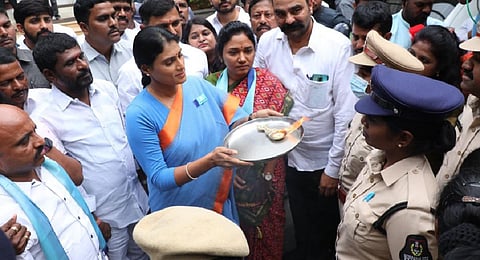 YSRTP president YS Sharmila performing aarti to police officers who stopped her to proceed to Gajwel in Siddipet | Twitter