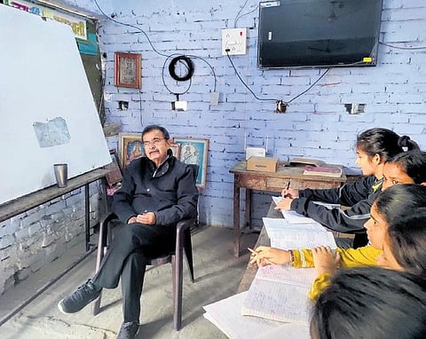 IPS officer and educationalist Abhayanand, the co-founder of Super 30, taking a IIT JEE classroom session. (Express)