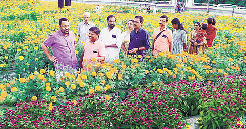 V P Suni, a farmer from Alappuzha, with Revenue Minister K Rajan and others. (Photo | EPS)