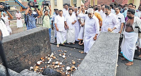 NSS general secretary G Sukumaran Nair breaking coconut at Sree Mahadeva temple at Vazhappally in Changanassery as part of the protest against Speaker A N Shamseer. (Photo | Express)