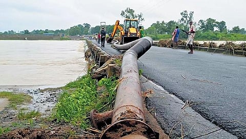 A PHED pipe blocks Sambalpur-Sonepur road