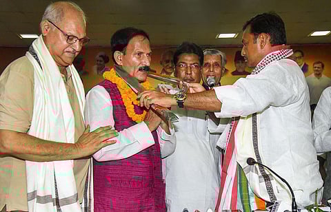 Bihar Congress President Akhilesh Prasad Singh welcomes former BJP spokesperson Vinod Sharma and JD(U) leader Suman Kumar Mallick at Sadaqat Ashram, in Patna, Aug. 29, 2023. (Photo | PTI)