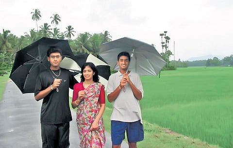 Vivek Ramaswamy (l) with mother Geetha and brother Sankar;