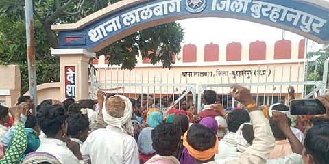 Tibals protesting the arrest of JADS activist Nitin near Lalbagh Police Station in Burhanpur