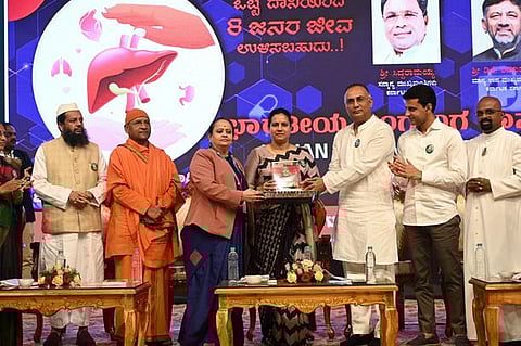 Health Minister Dinesh Gundu Rao felicitates Ashwini Puneeth Rajkumar on the occasion of Indian Organ Donation Day in Bengaluru (Photo|EPS/ Nagaraja Gadekal)