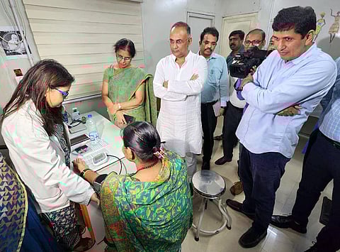 Karnataka Health Minister Dinesh Gundu Rao accompanied by Delhi Health Minister Saurabh Bharadwaj visited a Mohalla clinic at Panchsheel Park, in New Delhi on Friday. (Photo | ANI)