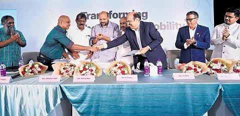 Transport Commissioner S Sreejith and ONDC chief business officer Shireesh Joshi sign MoU in the presence of Transport Minister Antony Raju and Industries Minister P Rajeeve. (Photo | Express)