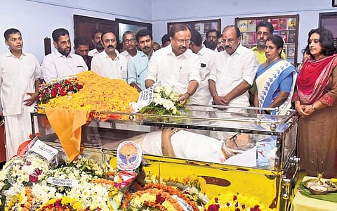 Union Minister V Muraleedharan paying adieu to senior RSS leader P P Mukundan at Madhava Nivas in Kochi on Wednesday. (Photo | A Sanesh)