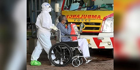 A health worker shifting a Nipah suspect, who is included in the contact list of a  virus-affected patient, to the isolation ward in Kozhikode MCH | E Gokul