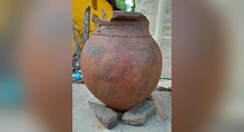 An ancient burial urn measuring 2.5 feet in height was found near T Kallupatti village.