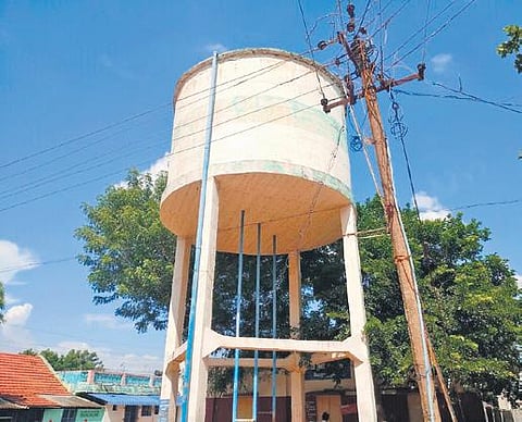 An overhead water tank is not cleaned properly in Vetriyur village in Ariyalur district | Express