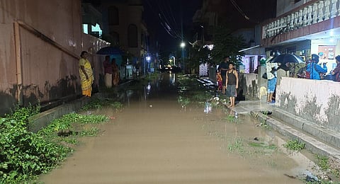 Houses in Vasantham Nagar near Vallalar inundated by a mix of rainwater and sewage on Saturday due to rain. (Photo |S Dinesh, EPS)