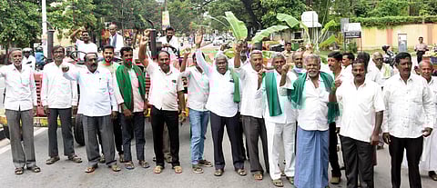 Members of Raitha Hitarakshana Samiti stage a protest in Mandya on Thursday. (Photo | KPN)