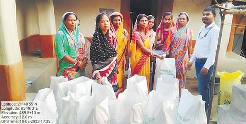 Women SHG members selling their varmicompost | Express
