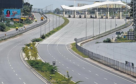 Bengaluru-Mysuru access-controlled highway wears a deserted look owing to the bandh, in Bengaluru on Friday. (Photo | Vinod Kumar t, EPS)