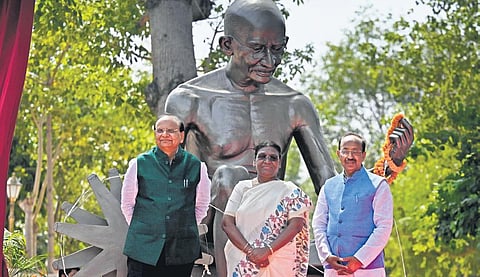 President Droupadi Murmu with Delhi Lt. Governor VK Saxena and  Gandhi Smriti and Darshan Samiti vice chairman Vijay Goel at unveiling of a statue of Mahatma Gandhi and inauguration of ‘Gandhi Vatika’