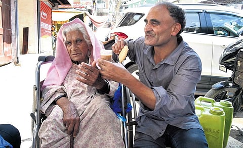 Farooq Ahmed with his ailing mother at his tea stall in Srinagar  | zahoor punjabi