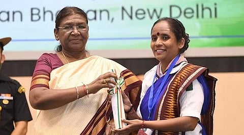 National Teachers Award being presented by President Droupadi Murmu on Tuesday during Teachers Day. (Photo | Rashtrapati Bhavan Twitter)