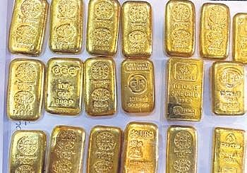 Acting on a tip-off, DRI’s Odisha unit officers nabbed the man and seized at least 19 foreign-marked gold bars weighing 2.465 kg.